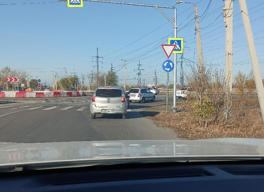 Новый пешеходный переход на кольцевой развязке установили в Волжском