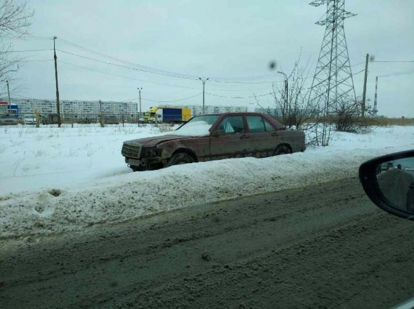 Автохамы мешают убирать снег на дорогах Волжского