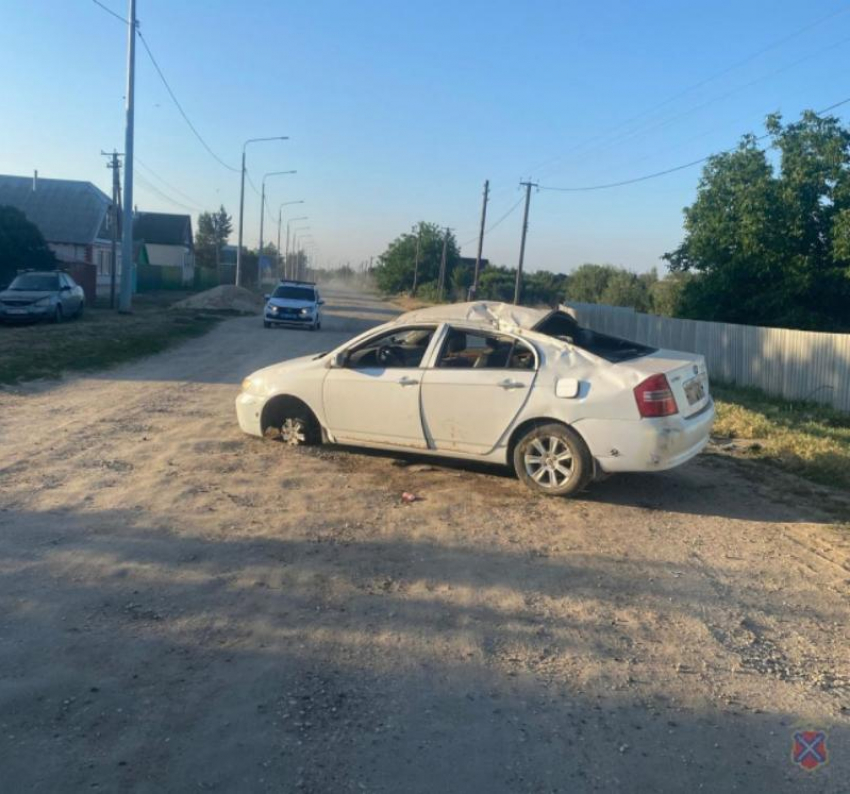 Женщина без прав опрокинула иномарку под Волжским