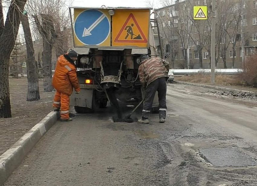 Литым асфальтобетоном отремонтировано 214 квадратных метров дорог в Волжском