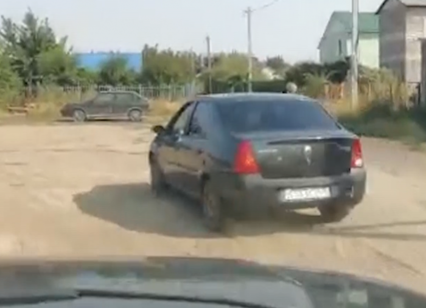 Опасная езда пьяной автоледи в Волгограде попала на видео