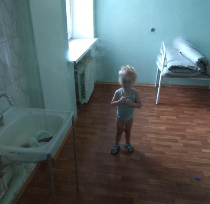 В Волгограде двухлетнего ребенка закрыли одного в палате и отказались ухаживать