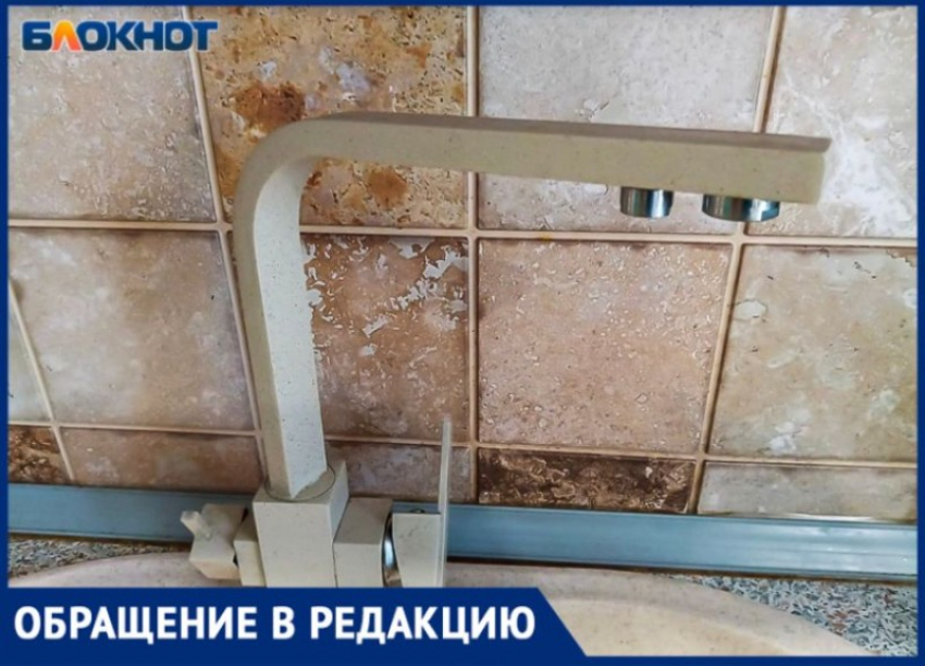 Аварийная служба ехала пол дня пока топило подвал в Волжском: жители уже 2-е суток живут без воды