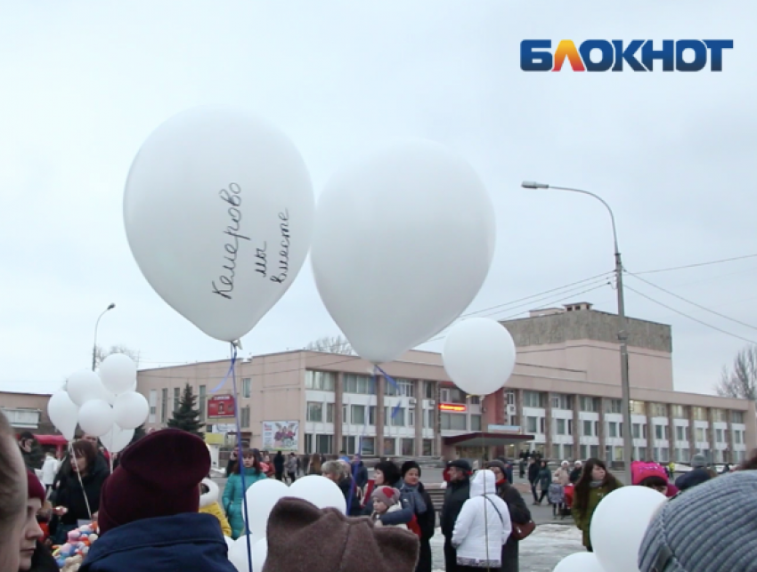 Десятки тысяч волжан пустили в небо белые шары в память о погибших в Кемерово