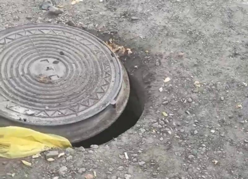 «Дети ходят рядом с открытым люком»: волжанка пожаловалась на опасный участок возле школы № 17