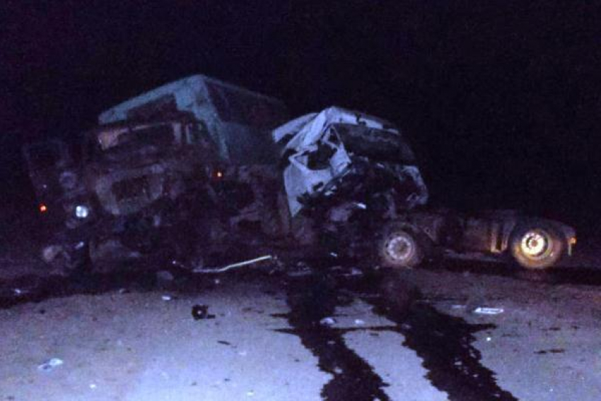 Лобовое столкновение двух фур под Волгоградом: 2 погибли и 2 ранены