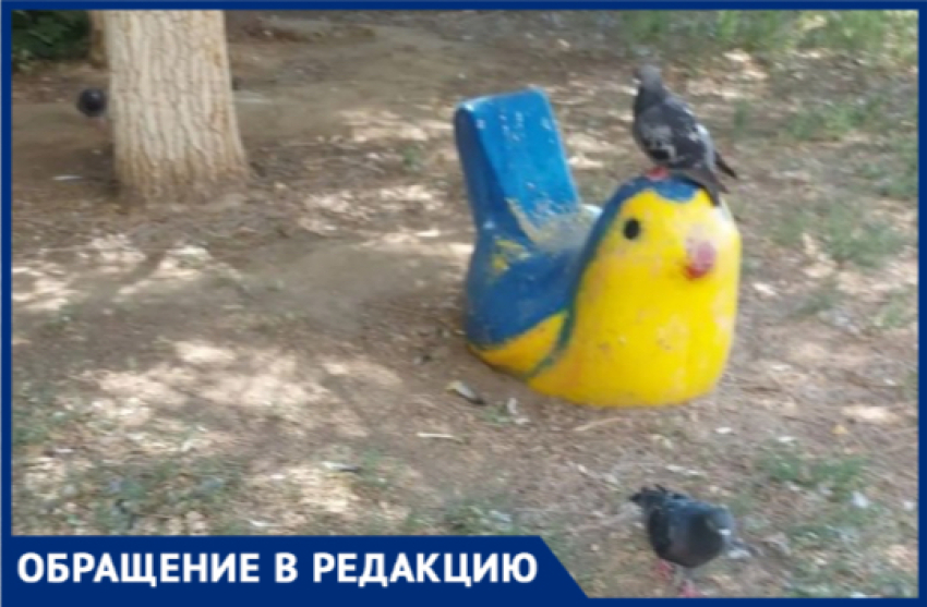 Детская площадка на ул. Александрова, 9 в Волжском превратилась в свалку: жители бьют тревогу
