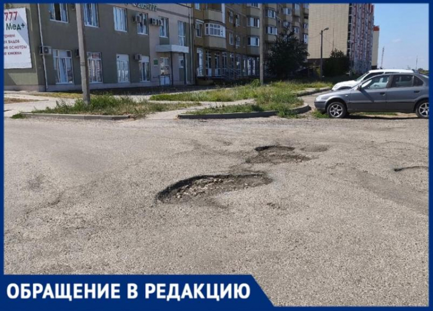 Больше полугода жители 38 микрорайона в Волжском страдают из-за разбитых въездов во двор