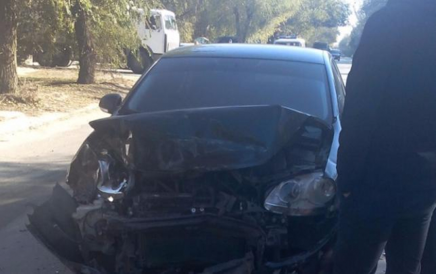 Водитель «Волги» пострадал в результате сильного столкновения с автомобилем Volkswagen-Jetta