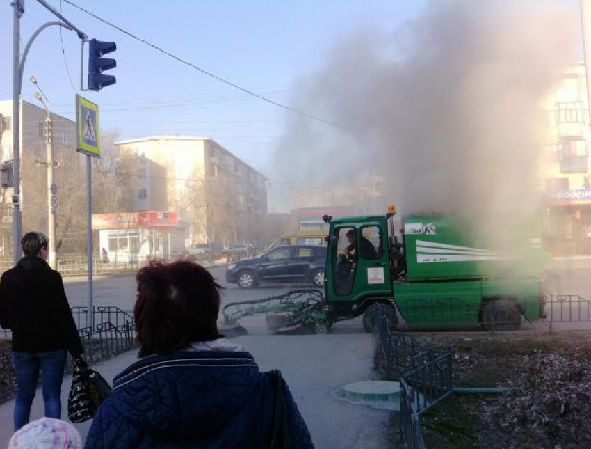 Чудо-техника обкатила пешеходов кучей пыли