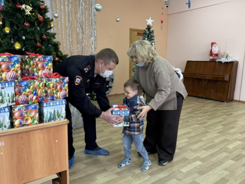 Волжские полицейские стали добрыми волшебниками для детей