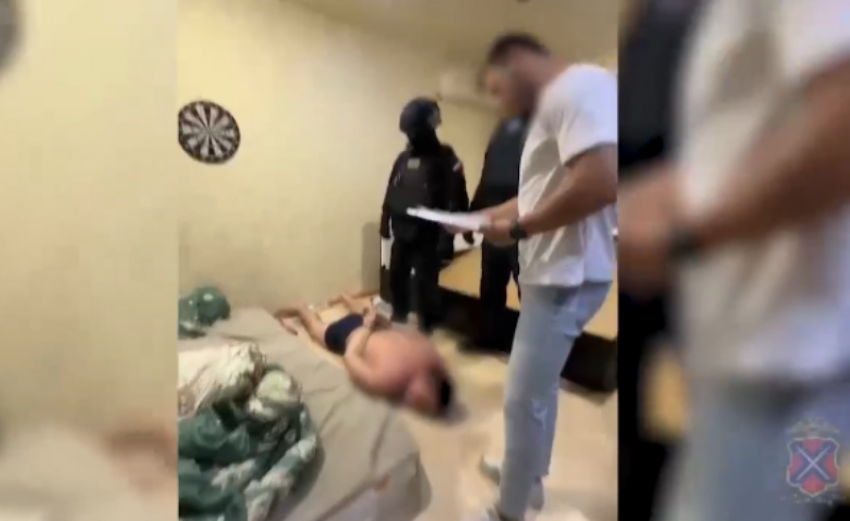 В Волжском полиция накрыла сбытчика «левых» карт для мошенников