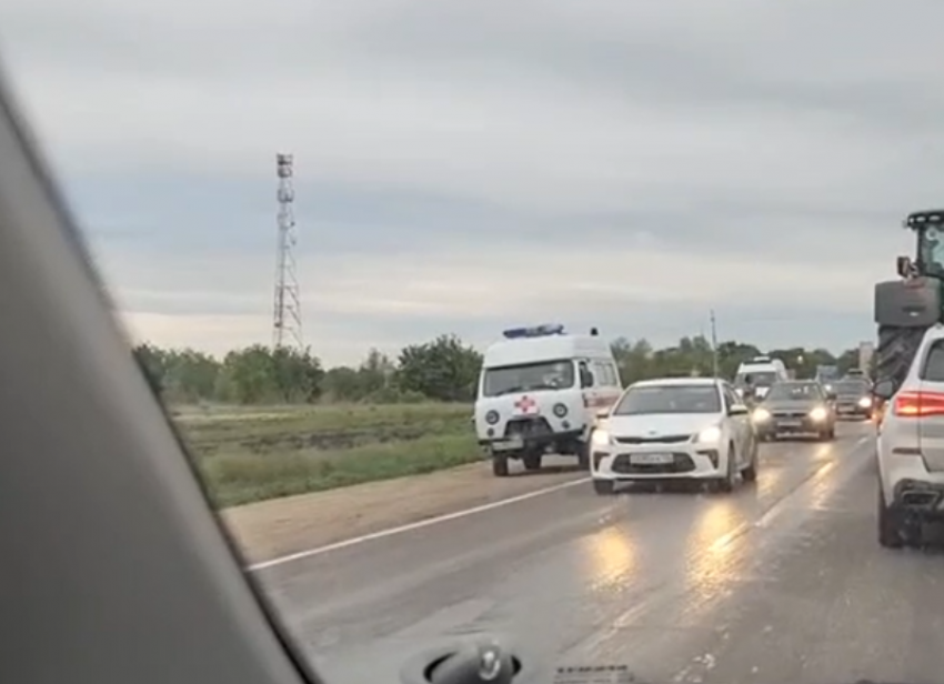 Неустановленный водитель скончался в результате аварии под Волжским: видео