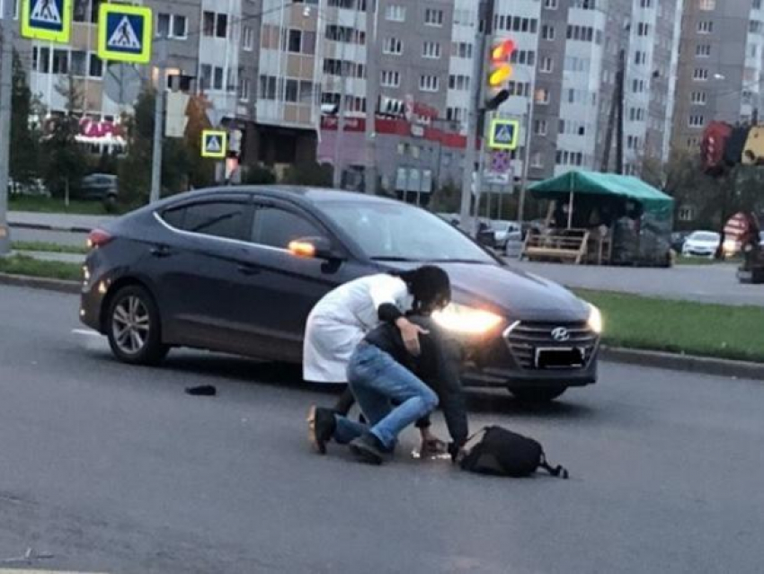 Несколько пешеходов оказались под колесами автомобиля