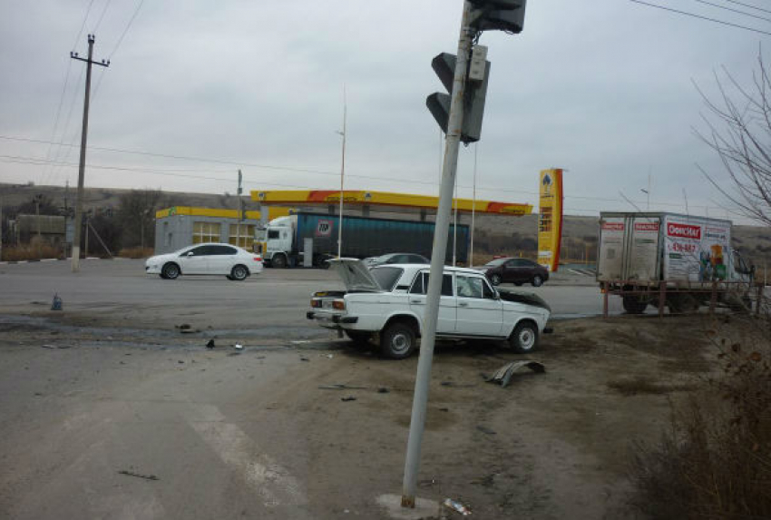 В Волгограде водитель легковушки пострадал в ДТП с грузовиком