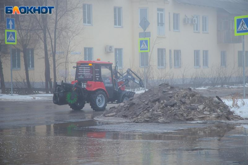 В снежном плену застряла команда юных хоккеистов на трассе по дороге в Волжский