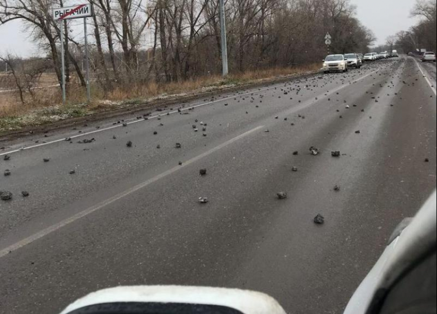 Горы огромных камней на проезжей части дороги Волжский-Волгоград не дают проехать волжанам