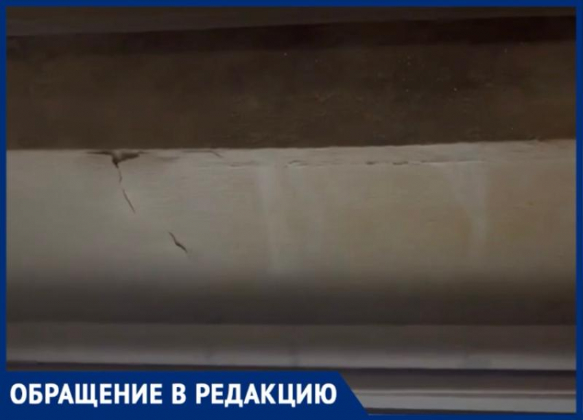 В Волжском с потолка течет вода, а УК игнорирует обращения жильцов: видео