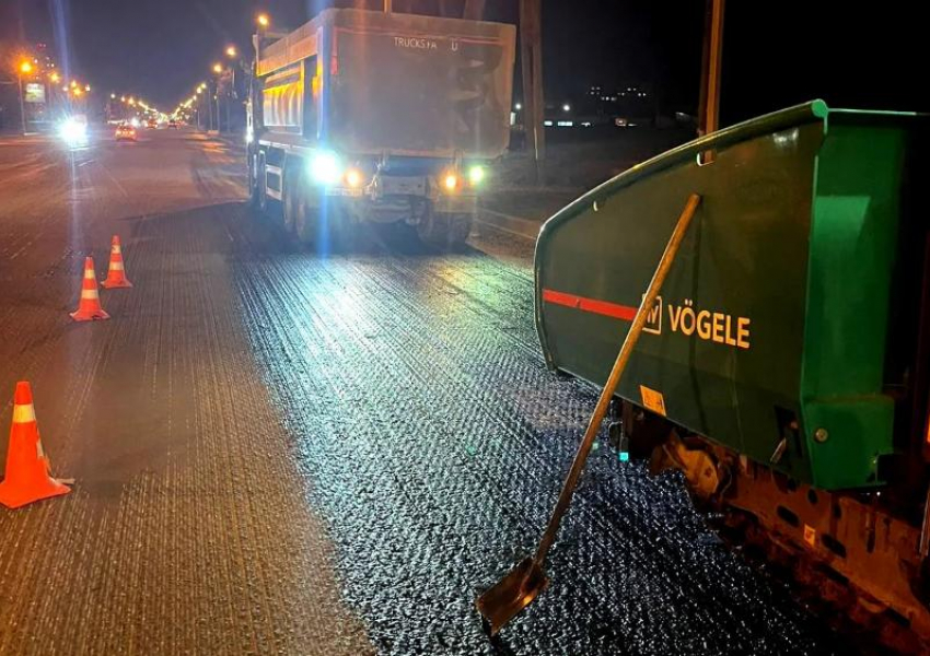 В Волжском на улице Александрова начали укладывать новый асфальт