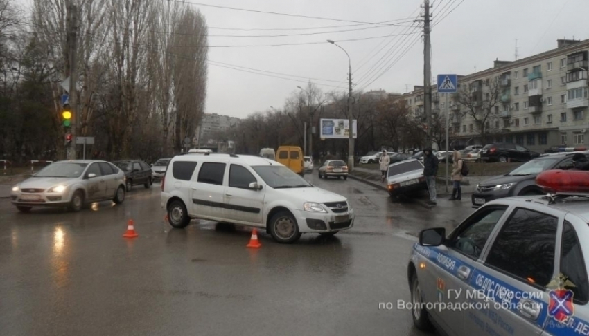 В центре Волгограда ВАЗ вынесло на тротуар, пострадала 18-летняя девушка