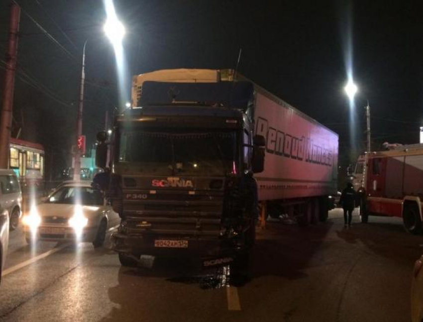 В Волгограде фура протаранила 12 автомобилей: пострадали пять человек