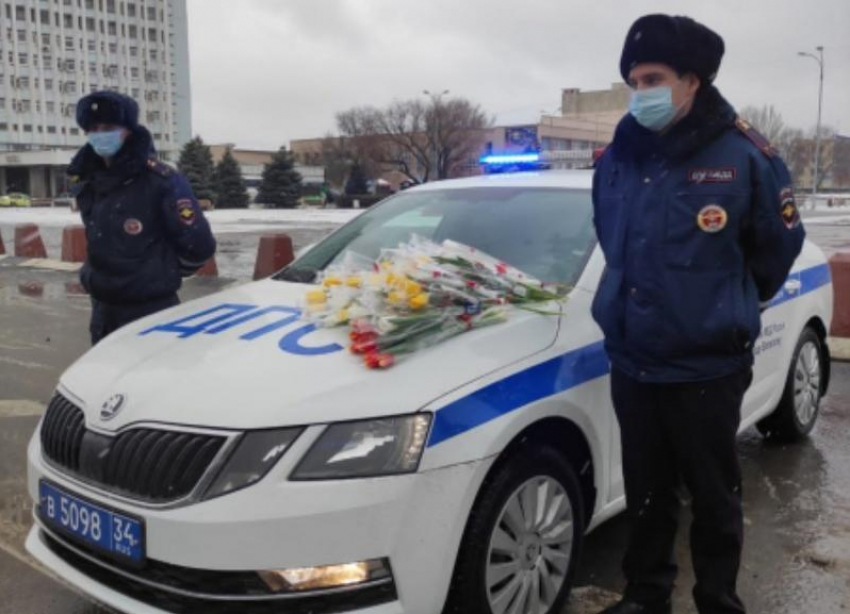 Акция «Цветы для автоледи» состоялась в Волжском