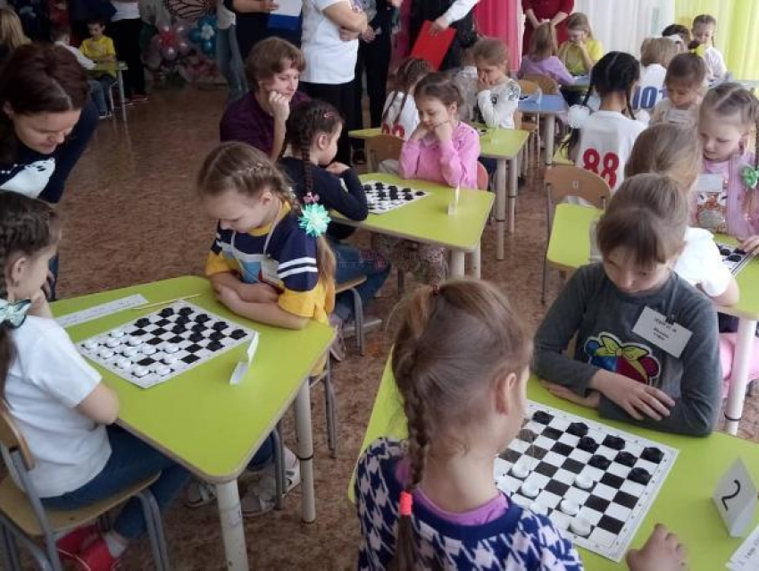 В Волжском детсадовцы заиграли в шашки по-взрослому