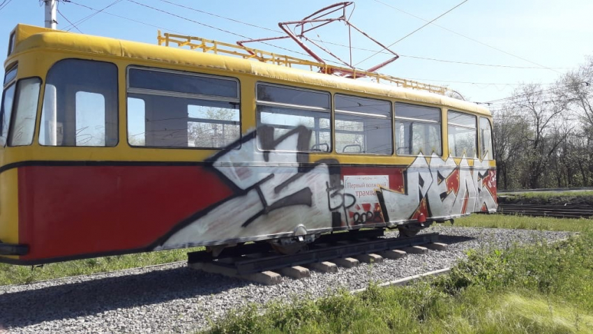 В Волжском вандалы разукрасили памятник трамваю