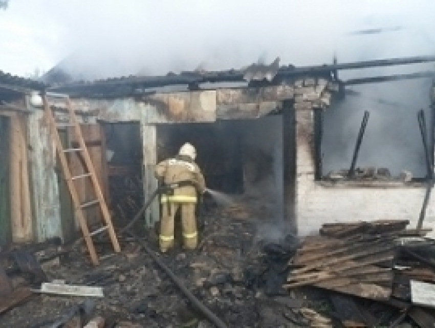 В Волжском сгорели два сарая и баня