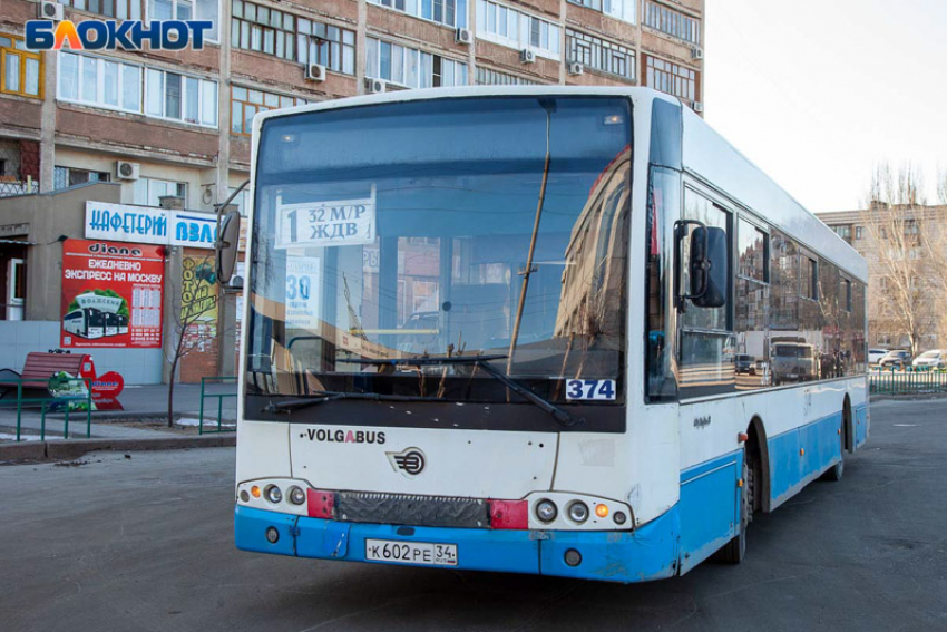 Кондукторы массово высаживают детей из автобусов в Волжском из-за неполадок с новыми проездными