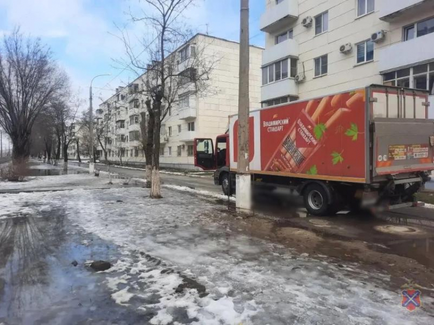 Грузовик насмерть сбил пешехода на тротуаре в Волгограде