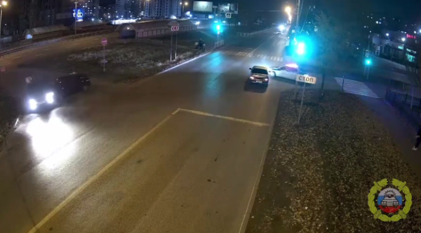 Погоня за водителем без прав в Волгограде закончилась аварией: видео