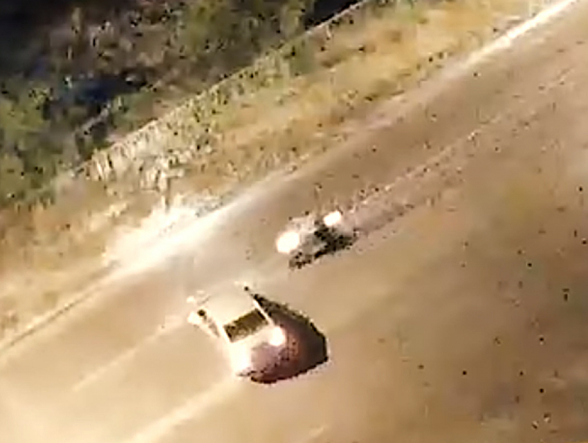 Драматичное приземление байкера на крышу авто попало на видео в Волжском 