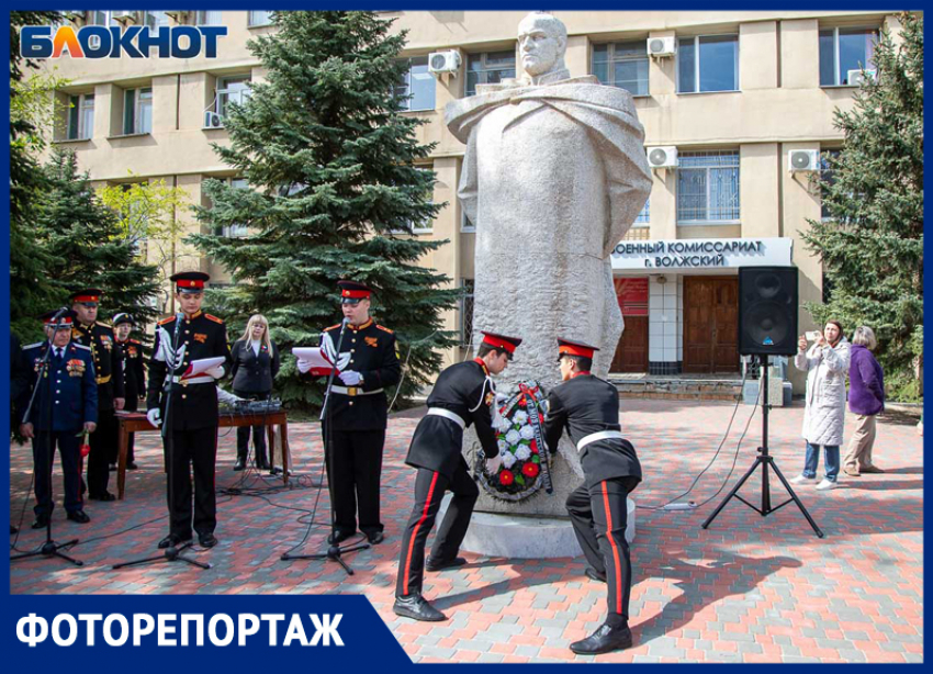 В Волжском прошел традиционный митинг у памятника Жукову: фоторепортаж
