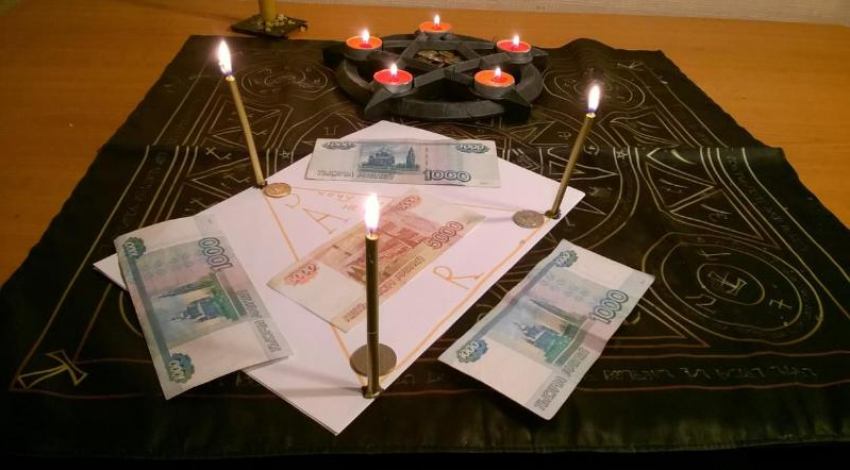 «Очистила» деньги молитвой: волгоградский суд взыскал с осужденной целительницы-мошенницы четверть миллиона