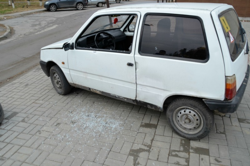 В Волжском вандалы продолжают громить машины