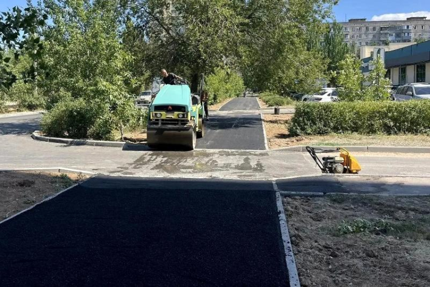 В Волжском досрочно обновляют подъезд к детскому стационару