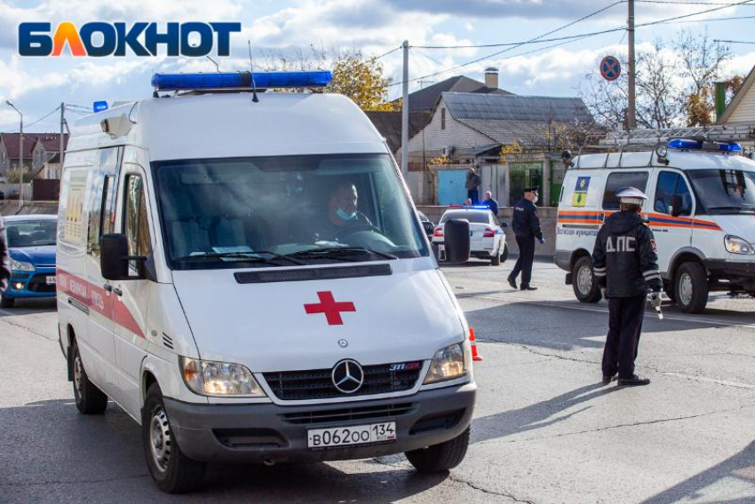 Автоледи устроила аварию при выезде со двора в Волжском: есть пострадавшие