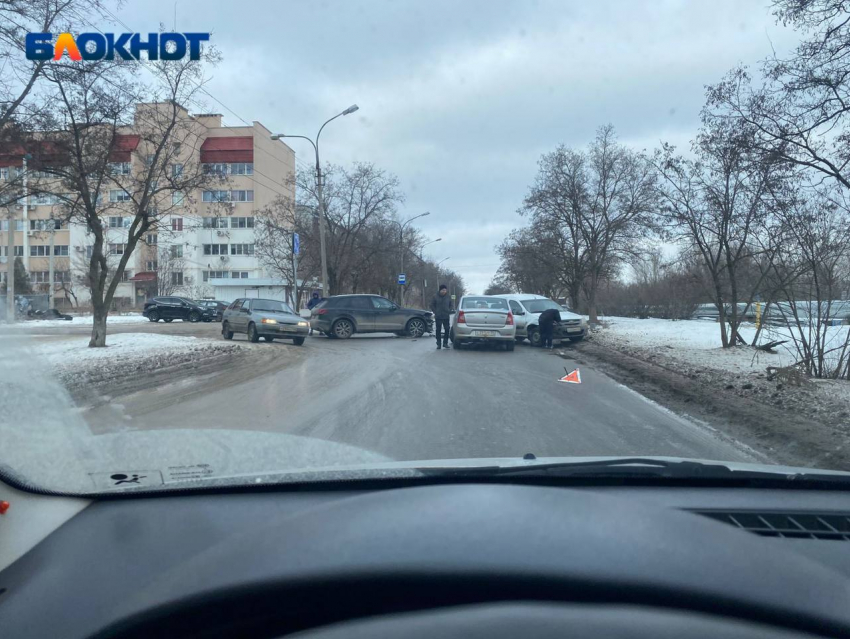 Движение по двум улицам Волжского осложнено из-за аварий