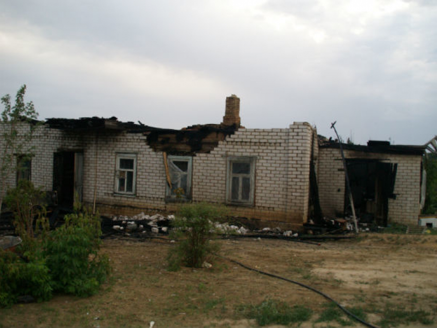 В Волгограде от удара молнии загорелся дом