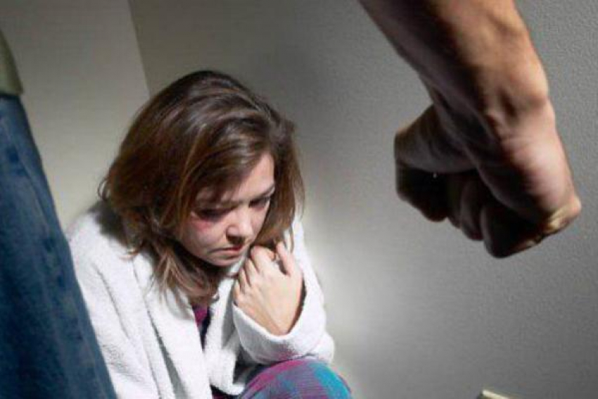 Под Волгоградом 40-летний мужчина жестоко избил молодую сожительницу