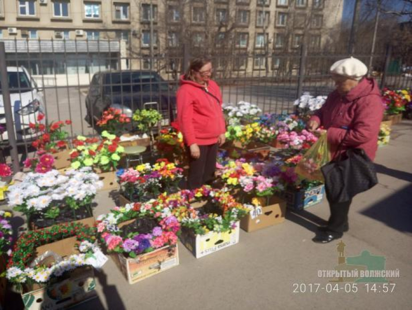 Торговцев, заполонивших улицы нелегальными цветами, оштрафовали в Волжском