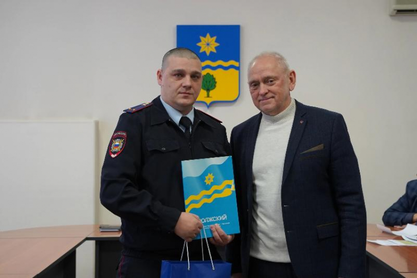Глава Волжского поблагодарил полицейских за оперативную работу