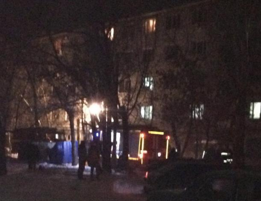Очевидцы сняли на телефон пожар, в котором погиб 17-летний волжанин