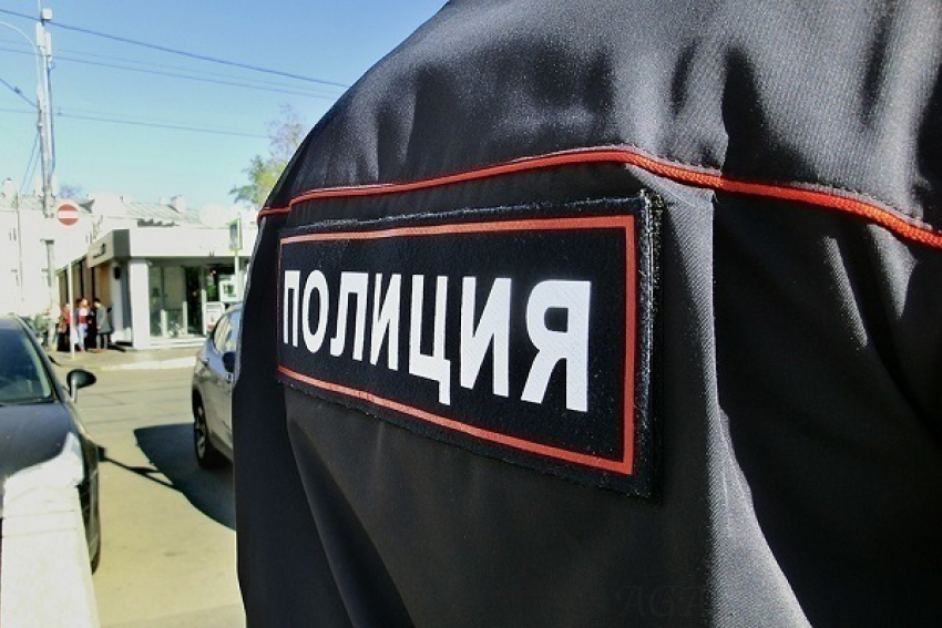 В банке на юге Волгограда забытый пакет приняли за взрывчатку