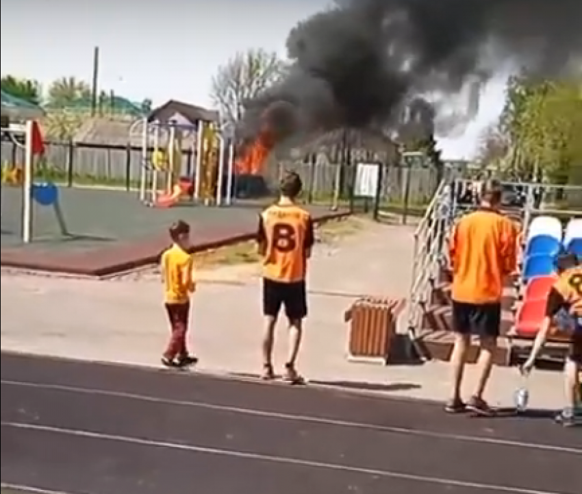 На видео попал пожар во время футбольного матча в Волгоградской области