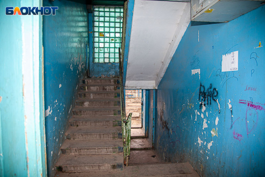 Ночью в подъезде дома в Волжском был найден мертвым мужчина