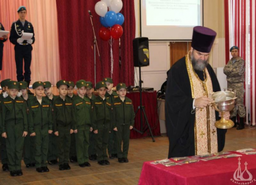 Аты-баты: в Волжском юнармейцам освятили погоны