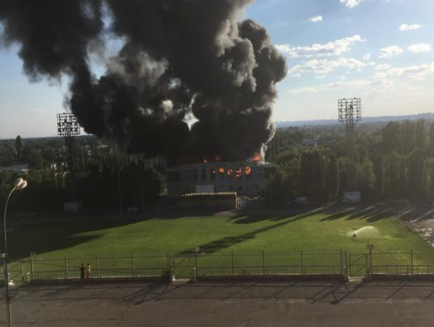 В Волжском загорелся спортзал на Набережной