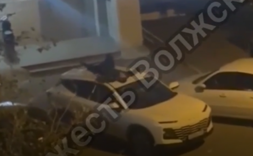 Супер Марио из Волжского: мужчина устроил прыжки по капотам, наградил двор матом и заночевал на чужом кроссовере